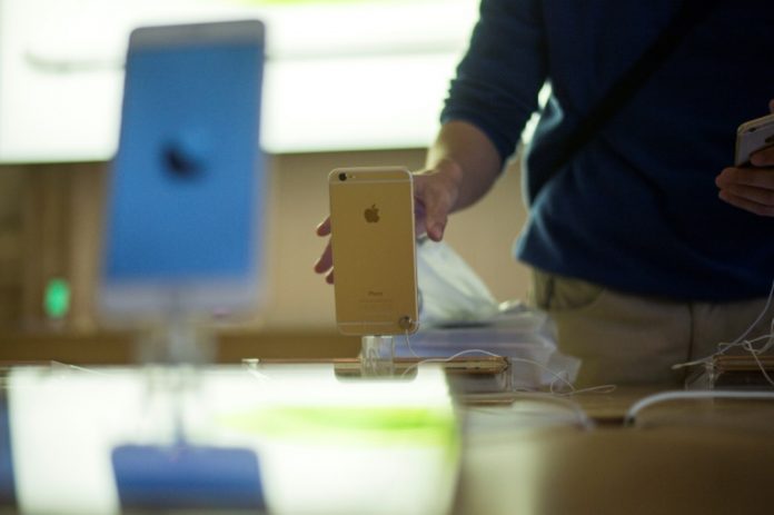 Apple apologizes for slowing iPhones, offers discounted batteries