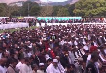 Hundreds form human chain around New Zealand mosque